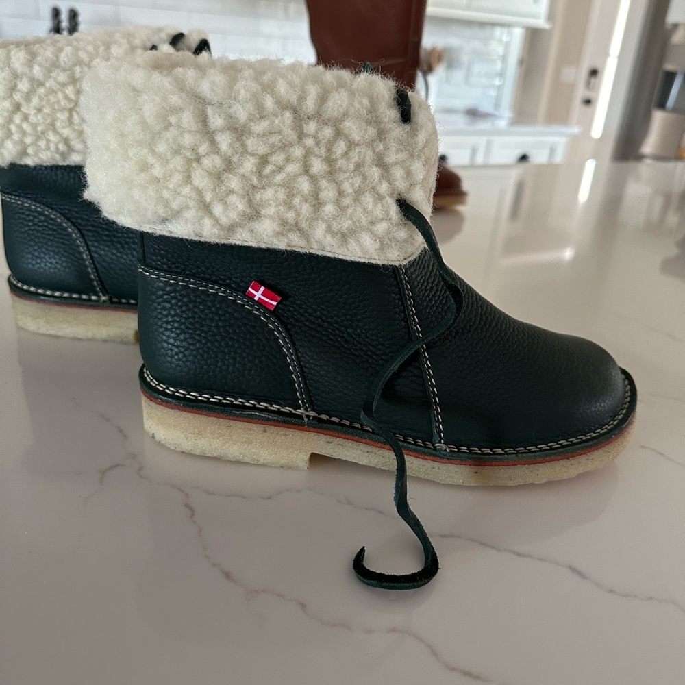 AUTHENTIC Duck Feet boots. Brand new, never worn.